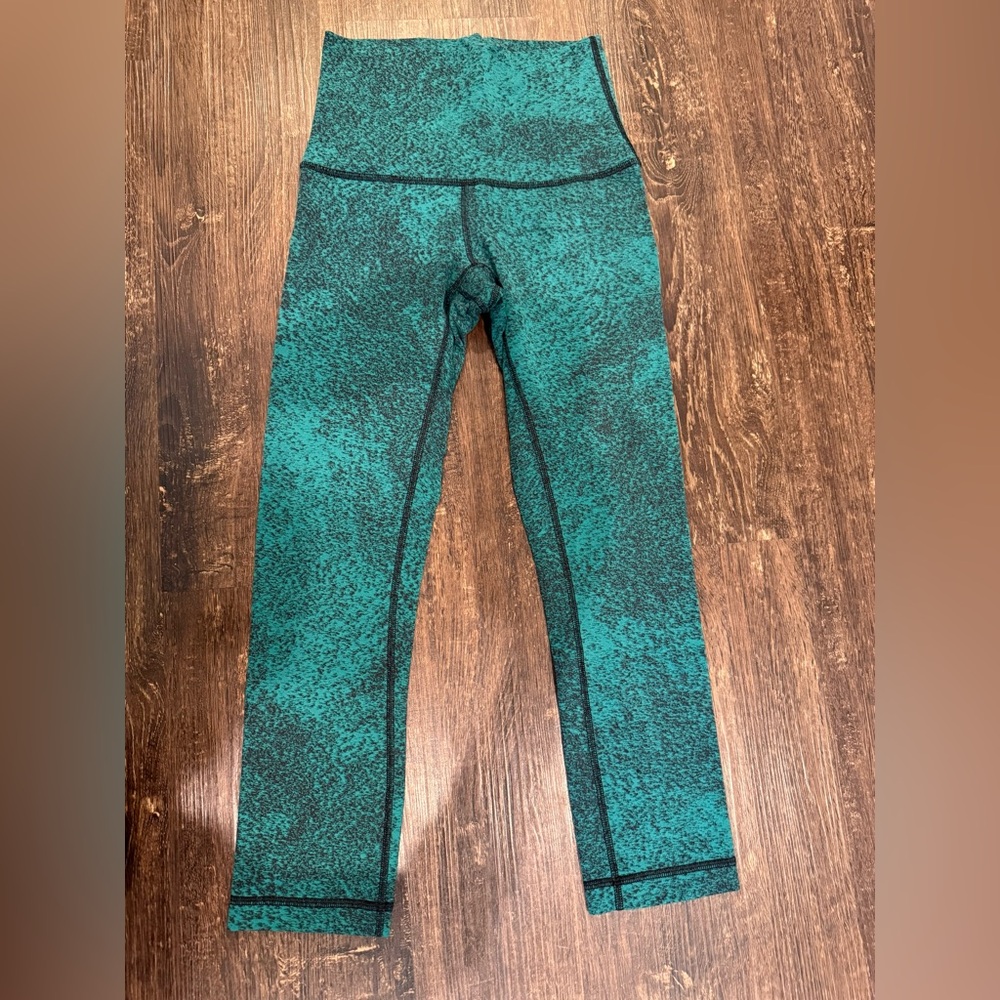 Lululemon Green and Black Leggings, 21 inch, women’s 4, excellent condition.